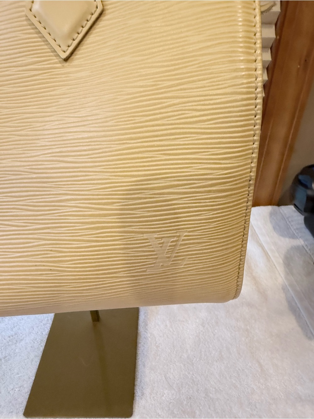 Louis Vuitton Epi Speedy 25 handbag in the color Vanilla - Picture 7 of 16